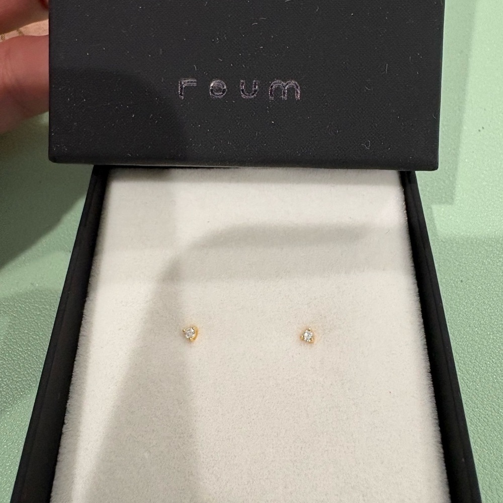 Conflict free tiny diamond studs